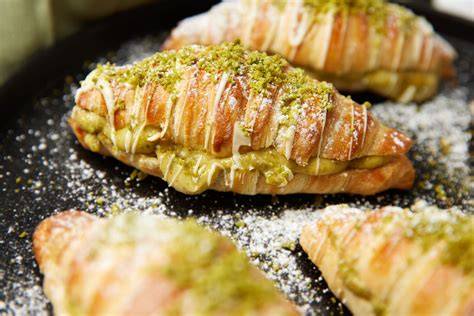 Pistazien Croissant ungebacken mit Haferflocken - Produktansicht