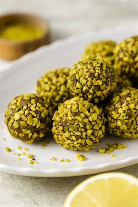 Pistazien Energy Balls auf einem Teller