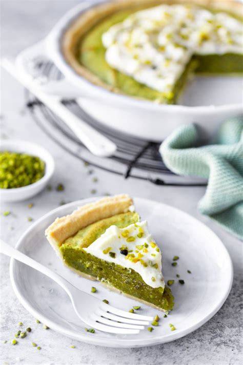 Pistazien Pie aufgeschnitten mit weißer Schokoladencreme