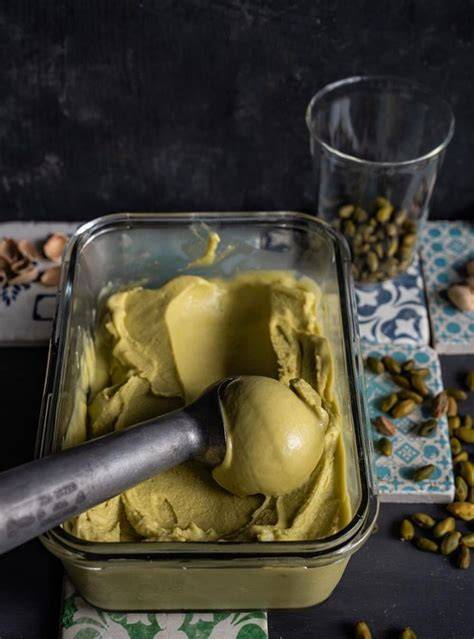 Pistazien- und Haselnuss-Gelato im Becher
