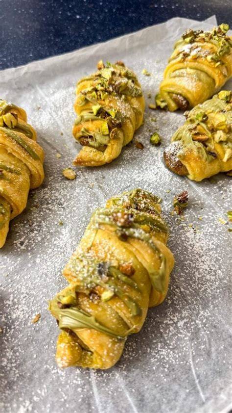 Pistazien-Croissants aus dem Airfryer, garniert mit gehackten Pistazien