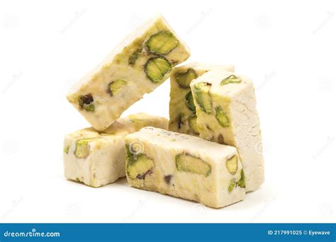 Pistazien-Nougat Stück auf weißem Hintergrund
