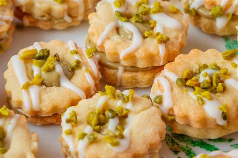 Pistazien-Rosen-Plätzchen mit Glasur und gehackten Pistazien