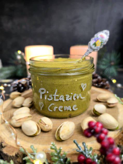 Pistaziencreme in Gläsern und Zutaten