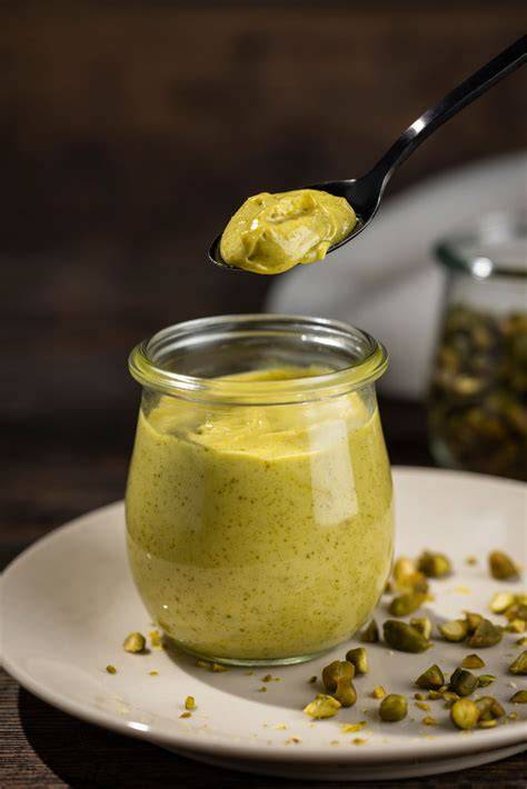 Pistaziencreme und karamellisierte Pistazienstücke