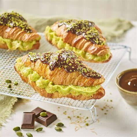 Pistaziencreme-Spritzen in Croissant
