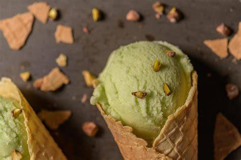 Pistazieneis Becher und Zutaten