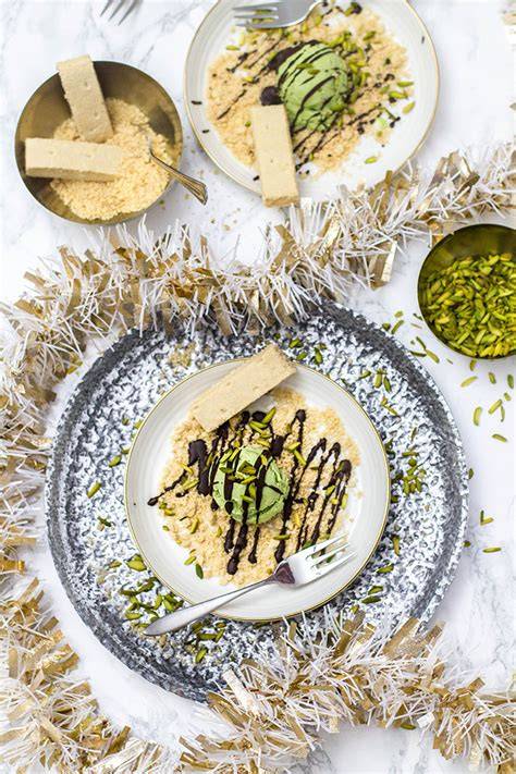 Pistazieneis auf Shortbread Crumbs, mit Schokosauce
