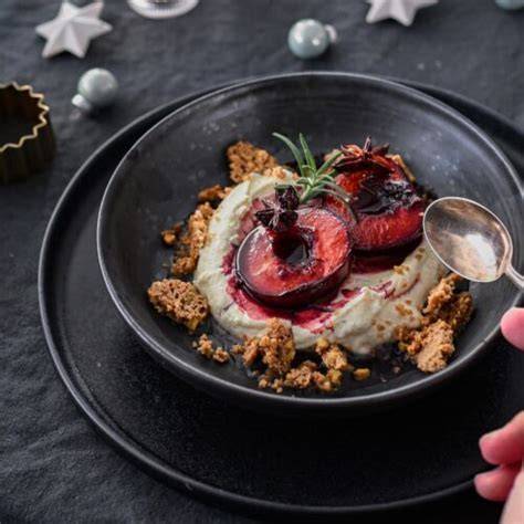 Pistazienstreusel und Ofenpflaumen