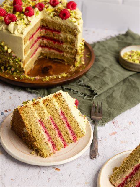 Pistazientorte mit Himbeeren und Dekoration
