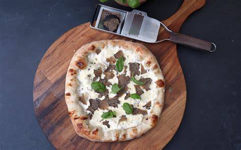 Pizza Tartufo mit gehobeltem Trüffel