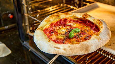 Pizza aus dem Ofen: heißer Stein und goldener Rand