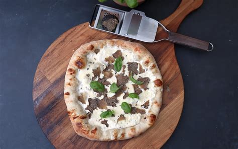 Pizza bianca mit Taleggio, Büffel‑Mozzarella und Trüffel