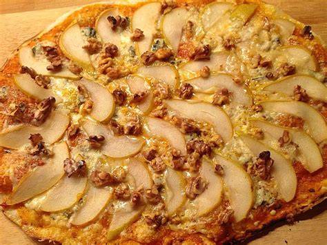 Pizza mit Birnen, Gorgonzola und Honig auf Holzbrett serviert