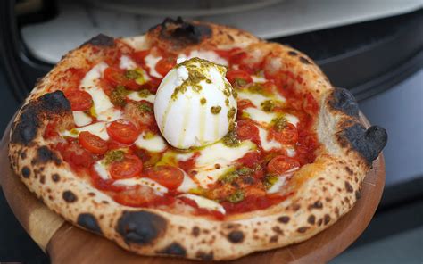 Pizza mit Burrata und Hot Honey, Tropfen auf der Pizza