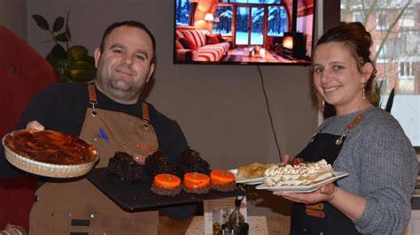 Pizza und Kuchen-Angebot im Café