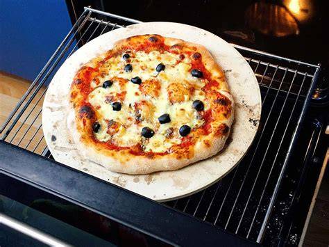 Pizzastein im Ofen mit Pizza