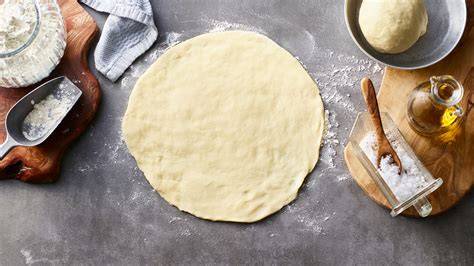 Pizzateig ohne Hefe - ausgerollt auf Backpapier