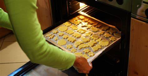 Plätzchen auf Backblech im Ofen, mittlere Schiene