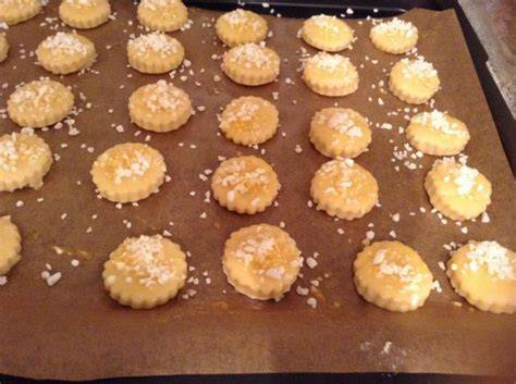Plätzchen auf Backblech mit Hagelzucker bestreut
