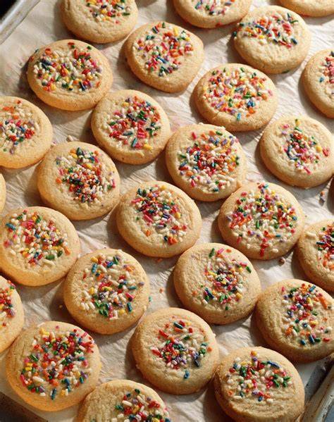 Plätzchen dekoriert mit bunten Zuckerstreuseln und Zitronenguss