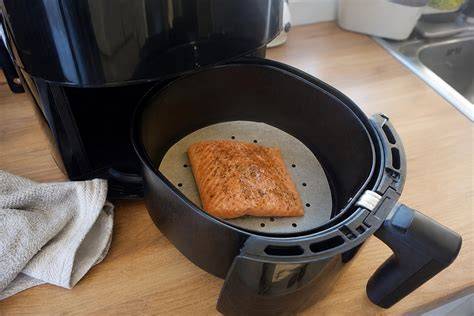 Plätzchen im Airfryer-Korb auf Backpapier