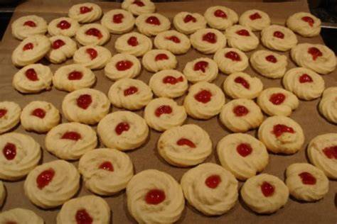 Plätzchen mit Belegkirschen