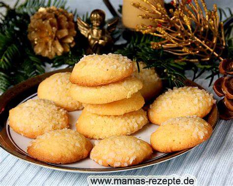 Plätzchen mit Hagelzucker auf Blech