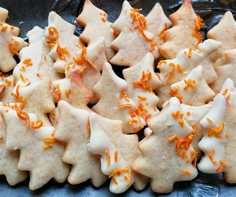 Plätzchen mit Kardamom und Orange, winterlich angerichtet