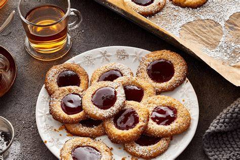 Plätzchen mit Marmelade im Vorratsglas