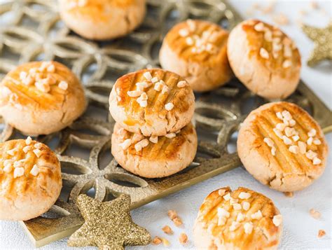 Plätzchen mit Marzipan und Baiser dekoriert