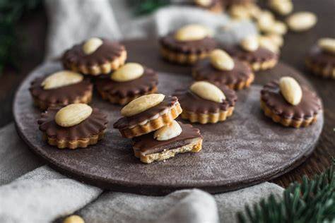 Plätzchen mit Marzipanfüllung und Walnussdekoration
