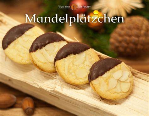 Plätzchen mit Schokoladen-Dekor und Mandeln