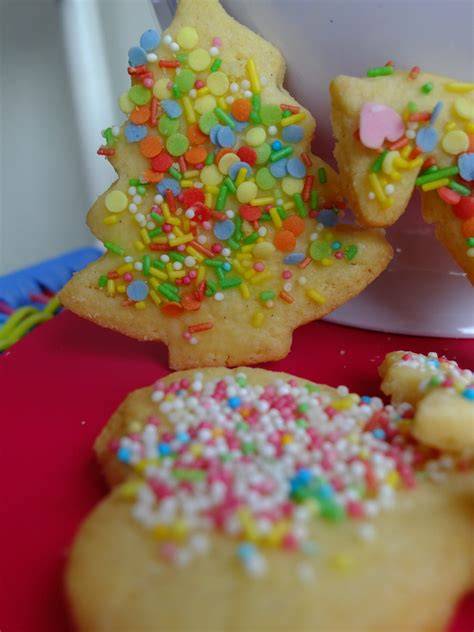 Plätzchen mit Zuckerguss, Streusel und Nüssen
