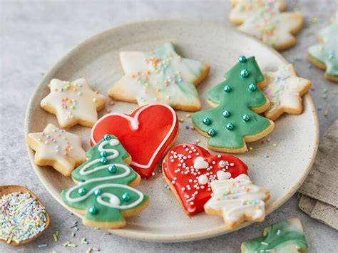 Plätzchen mit Zuckerguss und buntem Zuckerdekor