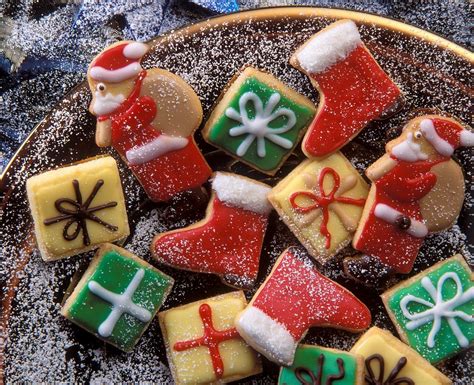 Plätzchen mit buntem Zuckerguss auf einem weihnachtlichen Tisch
