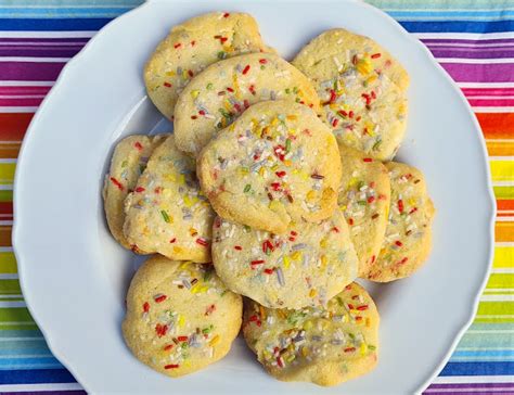Plätzchen mit bunten Streuseln auf Backblech