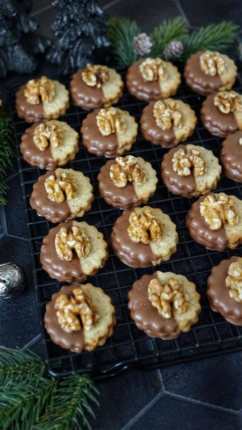 Plätzchen mit eingedrückten Rosmarinzweigen