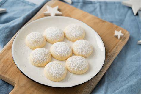 Plätzchen mit weißem Milch-Zuckerguss