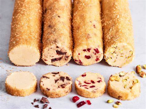 Plätzchen von der Rolle mit Cranberries und Pistazien