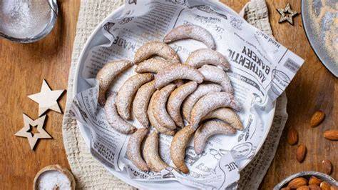 Plätzchen-Motiv-Mix: Kipferl, Sterne, Wolken und Zimt-Taler auf Gitter