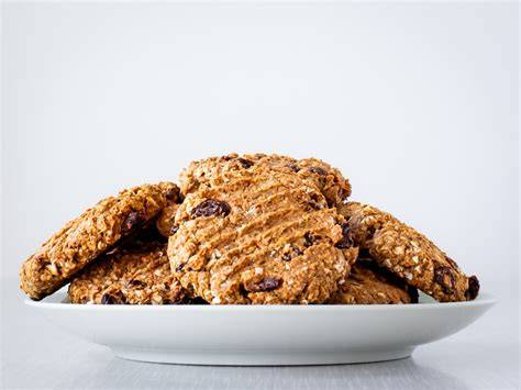 Plätzchen-Teller mit dekorierten, gesunden Ausstechern ohne Zucker