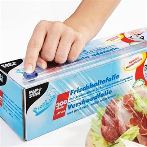 Plätzchenrollen in Frischhaltefolie vorbereitet zum Schneiden