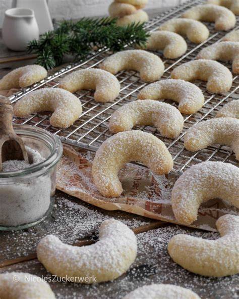 Plätzchenteller mit Nougat-Marzipan-Keksen, Vanillekipferl und Nussecken