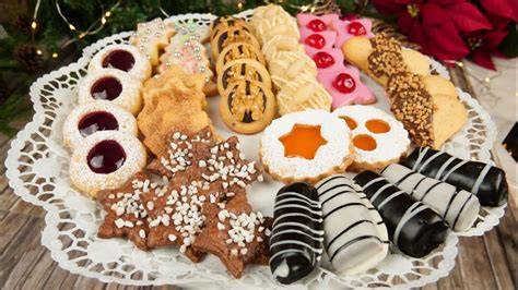 Plätzchenteller mit Weihnachtsmotiven als Endergebnis des Einsatzes