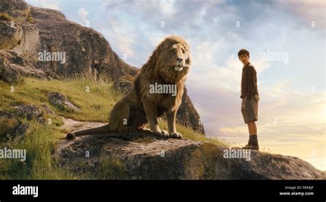 Plakatmotiv und moderne Narnia-Verfilmungsszene mit Aslan