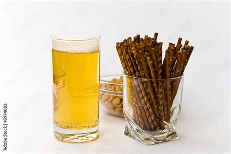 Platte mit Oktoberfest Bier Trüffeln und Salzstangen