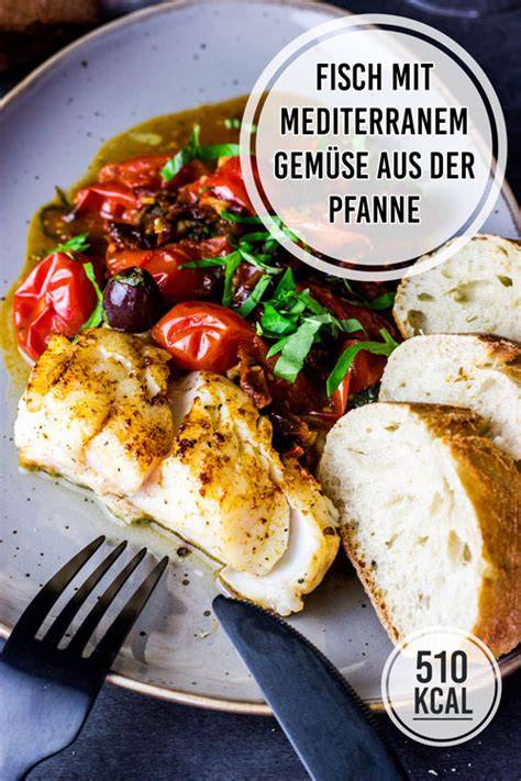 Platte mit mediterraner Kost: Fisch, Gemüse, Nüsse