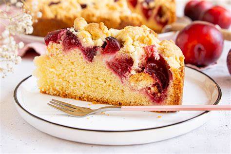 Plaumenkuchen mit Streuseln, angerichtet mit Puderzucker