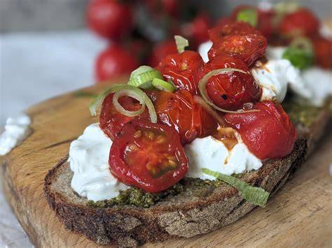 Plaumenmus als Topping auf Frühstücksbrot